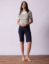 Bermuda blanca de gabardina elastizada marca Zac & Rachel. Tiene pretina ancha elastizada, bolsillos delanteros y traseros, y ruedo con dobladillo.