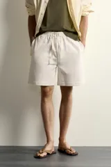 Bermuda relaxed fit de algodón azul marino, con cintura elástica combinada y cordón de ajuste ajustable, bolsillos laterales.