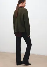 Cardigan de punto medio color verde militar, con cuello en V, cierre frontal con botones y mangas largas de hombros caídos.