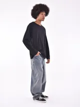 Remera blanca de manga larga, corte holgado y cuello redondo.