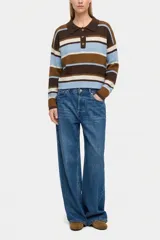 Sweater de punto con diseño a rayas horizontales en tonos marrón, celeste y blanco. Presenta cuello tipo polo con cierre frontal de tres botones y mangas largas.