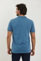 Remera tipo polo de piqué, manga corta, con cuello clásico y cierre frontal de botones al tono.
