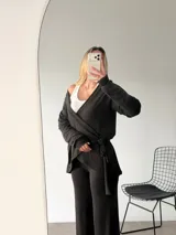 Saco tipo cardigan cruzado de lanilla color beige, con mangas largas y lazo ajustable en la cintura.