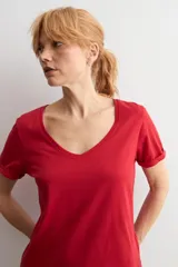 Remera de algodón color rojo, con escote en V y mangas cortas con dobladillo.