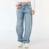 Jean de corte recto y tiro alto, color azul lavado, con detalle de strass aplicado en toda la parte frontal. Cuenta con cierre de botón y cremallera, y bolsillos laterales y traseros.