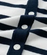 Cárdigan de punto ligero a rayas horizontales azul marino y blanco, con cuello en V y cierre frontal con botones.