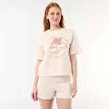 Pijama corto de dos piezas en color rosado, compuesto por una remera de manga corta con estampado de Minnie Mouse y la frase "It's going to be a good day", y un short a rayas verticales con elástico en la cintura.
