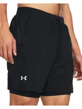 Short deportivo 2 en 1 de Under Armour, compuesto por un pantalón corto exterior ligero y un short de compresión integrado. Presenta cintura elástica con cordón, bolsillos laterales y logo reflectante en la pierna.