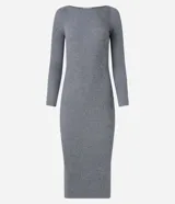 Vestido midi de punto acanalado de la marca Marfinno, color negro, de corte ajustado, con cuello barco y mangas largas.