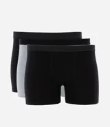 Set de tres calzoncillos tipo bóxer en color negro, gris y azul, confeccionados en algodón con elastano y cintura elástica.
