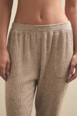 Pantalon de punto con textura acanalada y diseño holgado, con cintura elástica.