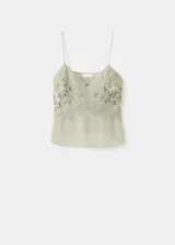 Top de tirantes finos color verde militar, confeccionado en viscosa con escote en V, detalles de encaje de poliamida y apliques bordados con micro abalorios y lentejuelas de poliéster.