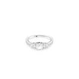Anillo de compromiso o de cóctel con tres piedras centrales redondas engastadas en un engaste de tres puntas, flanqueadas por pavé de cristales más pequeños a lo largo de la banda.