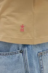 Remera de manga corta color azul con cuello redondo y media cartera de botones.