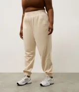 Pantalón jogger deportivo color bordó, con cintura elástica, bolsillos laterales y puños ajustados. Presenta recortes canelados en los laterales que aportan textura y diseño al modelo.