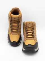 Bota de trekking color negro, con diseño de caña media, confeccionada en materiales sintéticos resistentes y malla transpirable. Cuenta con suela de goma dentada para mayor tracción y cordones reforzados.