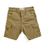 Bermuda cargo de gabardina en color azul marino, con bolsillos laterales con solapa y detalle de etiqueta de cuero sintético.