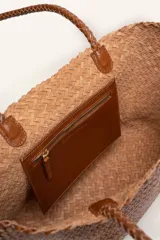 Cartera tote de cuero vacuno trenzado a mano, color bordó, de diseño espacioso con asas firmes.