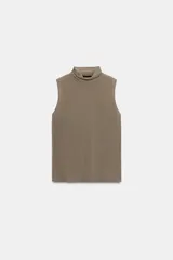 Top de punto fino color marrón topo, con cuello subido y diseño sin mangas.