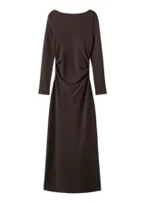 Vestido largo de corte ajustado en color marrón oscuro, con escote bote y mangas largas. Presenta un diseño minimalista con un sutil fruncido lateral en la cintura que realza la silueta.