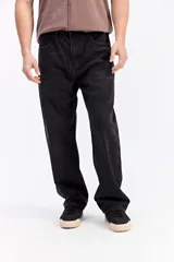 Pantalón jean de corte baggy, silueta amplia y caída suelta, en tono azul desgastado.