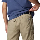 Pantalón de senderismo convertible en short, color beige, con múltiples bolsillos cargo y cierre de cremallera en las rodillas. Cuenta con tecnología de protección solar y tejido de secado rápido.