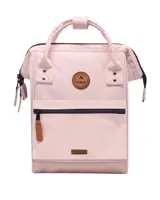 Mochila Cabaia modelo Adventurer Hanoi M, color rosado, con diseño rectangular, doble asa superior, bolsillo frontal con cierre y parches circulares y rectangulares con logo de la marca.