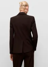 Chaqueta de traje color marrón oscuro, con cuello de solapa, cierre frontal de dos botones y bolsillos con solapa en los laterales.