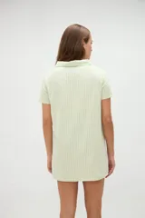 Vestido camisero de algodón con diseño a rayas verticales en tono amarillo claro, cuello solapa y cierre frontal de botones.