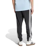 Pantalón deportivo Adidas modelo M 3S Wv Tc Pt, color negro con las clásicas tres tiras blancas en los laterales. Cuenta con cintura elástica con cordón de ajuste y puños elastizados en los tobillos.