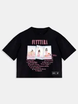 Remera crop negra Under Armour en colaboración con Tini, de manga corta y cuello redondo. Cuenta con un diseño gráfico frontal con el texto "FUTTTURA", fotos estilo polaroid y un listado de canciones en tonos rosados.
