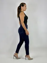 Pantalón de jean chupín color azul oscuro.