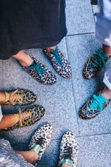 Championes de diseño artesanal con estampado animal print de leopardo. Presentan detalles en cuero color turquesa en la lengüeta, cordones, talón y collarín. Cuentan con una suela plana de goma color caramelo y una cuña interna oculta para mayor comodidad.