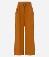 Pantalón pantalona de tiro alto en color marrón, confeccionado en sarga. Cuenta con corte amplio y viene acompañado de un cinturón con hebilla redondeada.