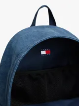 Mochila de Tommy Jeans confeccionada en tejido denim de algodón, con diseño curvo, compartimento principal con cierre de cremallera, bolsillo frontal con cierre y parche con el logo de la marca en la parte superior.