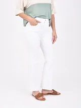 Pantalón de jean blanco, de corte recto y tiro alto, con terminación desflecada en el ruedo.