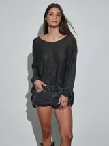 Short de jean blanco con tachas doradas decorativas en los bolsillos delanteros y en los laterales, talle medio y cierre frontal con botón y cremallera.