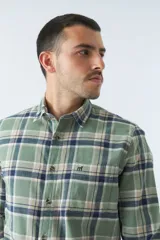 Camisa de hombre a cuadros color rosa, blanco y azul, de corte slim, manga larga, con bolsillo en el pecho y logo bordado.