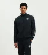 Pantalón deportivo color bordó con rayas blancas laterales, cintura elástica con cordón ajustable, bolsillos laterales y logo pequeño en el muslo.