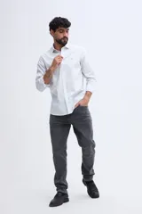 Camisa de manga larga fit semi slim color celeste, con cierre frontal de botones y cuello camisero clásico.