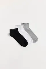 Pack de tres pares de medias tipo soquete de algodón peinado, con logo de la marca bordado en el puño. Incluye un par negro, uno blanco y uno gris melange.