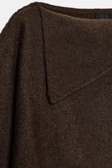 Jersey de punto de corte holgado con cuello solapa asimétrico y mangas anchas por debajo del codo.