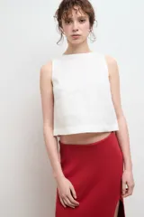 Musculosa color beige de lino con bretel grueso y corte recto.