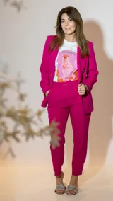 Blazer negro con solapas de muesca, doble botonadura y bolsillos delanteros con solapa.