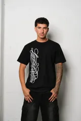 Remera negra de corte regular fit, confeccionada en jersey de algodón, con estampa frontal de diseño caligráfico en color blanco.