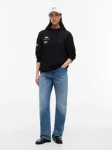 Buzo con capucha y cordón ajustable, confeccionado en algodón. Presenta un diseño de corte regular con bolsillo tipo canguro, puños y bajo de punto canalé. Incluye logos de la colaboración Cadillac Formula 1 Team y Tommy Hilfiger en el pecho, además de detalles distintivos en la manga y la nuca.