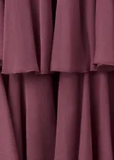 Vestido corto bordó con diseño de capas y volantes, escote redondo y tirantes anchos.