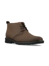 Botin tipo chukka de cuero color marrón, con cordones al tono y suela de goma negra con relieve.