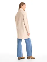 Cardigan largo de tejido de punto suave, color gris, con cuello con caída fluida, mangas largas con hombros caídos y bolsillos laterales discretos.