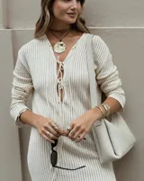 Collar artesanal con dije central de metal con textura orgánica irregular que evoca una ostra. El dije está montado sobre un cordón de algodón natural, permitiendo un uso versátil y regulable.